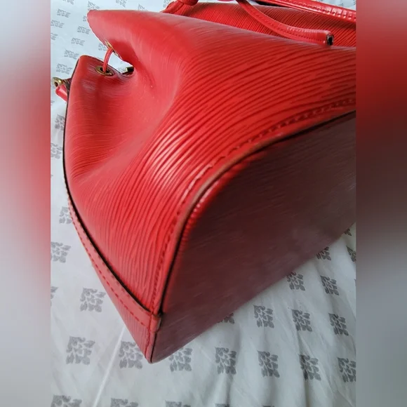 Louis Vuitton Petite Noe Strawstring Bucket Shoulder Bag In Red Epi Leather